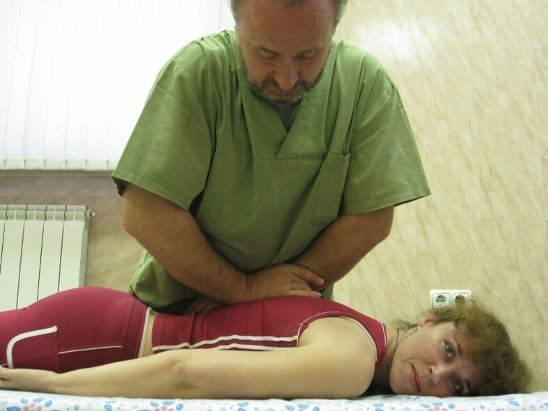 Eine Frau unterzieht sich einer Massage, um thorakale Osteochondrose zu beseitigen